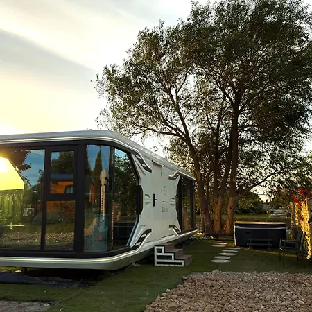 פארק נופש Futuristic Capsule - Private Jacuzzi & Access