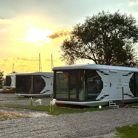 פארק נופש Futuristic Capsule - Private Jacuzzi & Access Wapnica (West Pomeranian)