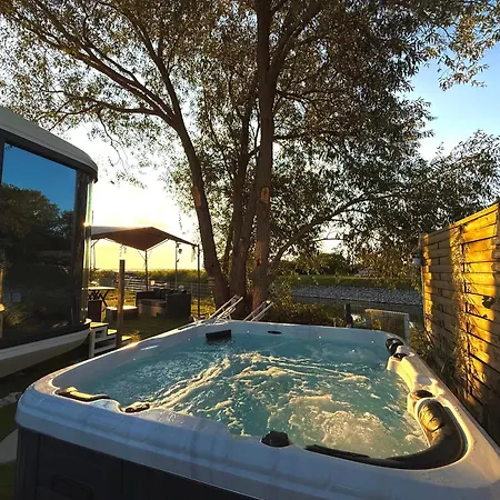 פארק נופש Futuristic Capsule - Private Jacuzzi & Access *