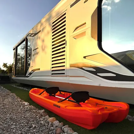 Futuristic Capsule - Private Jacuzzi & Access פארק נופש *