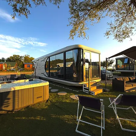 פארק נופש Futuristic Capsule - Private Jacuzzi & Access Wapnica (West Pomeranian)