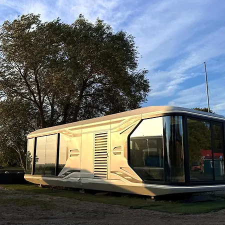 Futuristic Capsule - Private Jacuzzi & Access Wapnica (West Pomeranian)