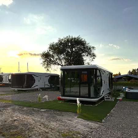 Marina Capsules - Private Jacuzzi & Access